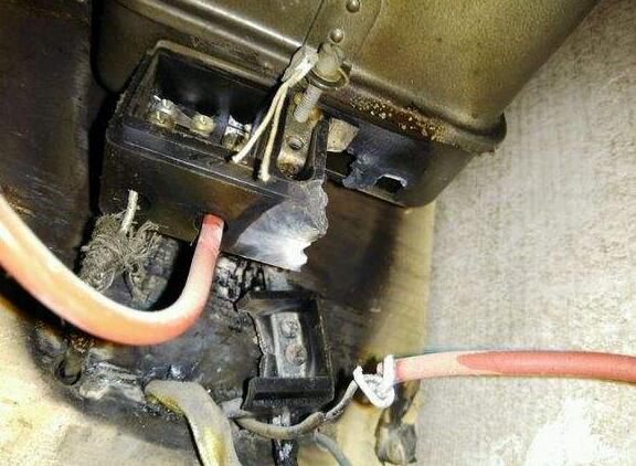 夏季用電高峰 電表超負(fù)荷運(yùn)轉(zhuǎn) 網(wǎng)紅小吃街連燒8戶電表